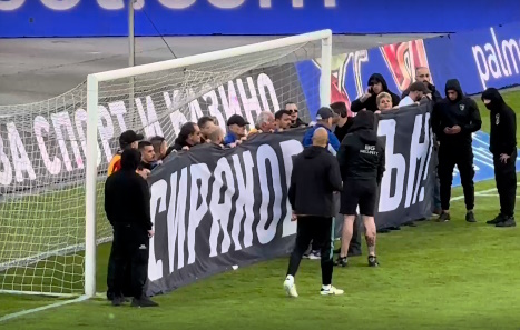 Levski ultras occupy goalmouth preventing start of Cherno More derby