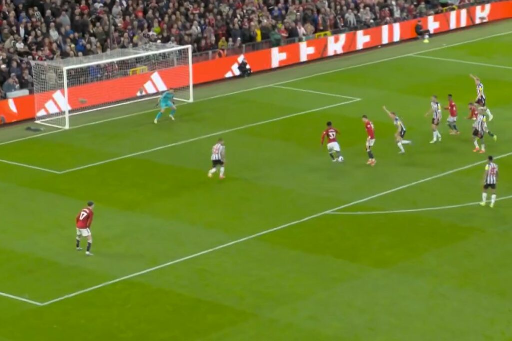 Kieran Trippier error allows Kobbie Mainoo to give Man United lead