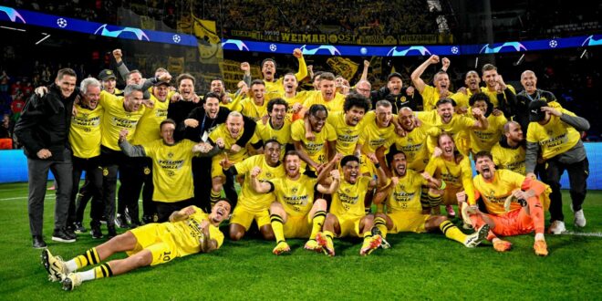 Team celebrate at Parc des Princes