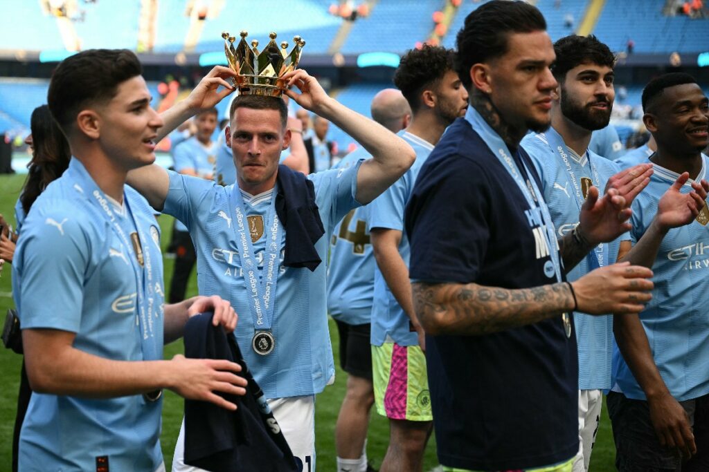 Phillips celebrates title win in Man City dressing room