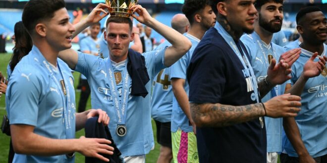 Phillips celebrates title win in Man City dressing room