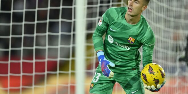 Barcelona goalkeeper in contact with club director over summer exit