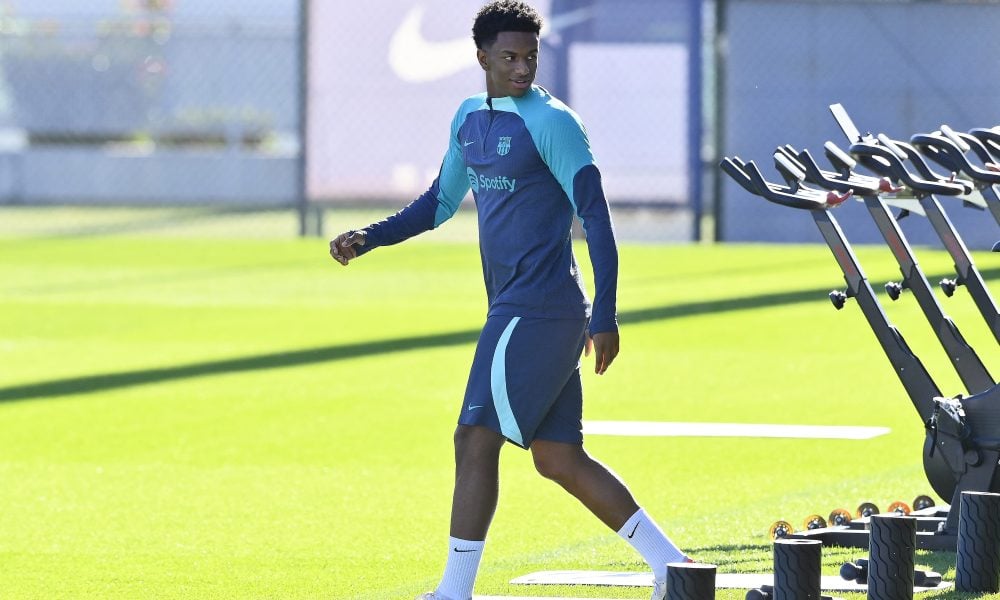 Barcelona defender back training on grass as injury recovery progresses smoothly