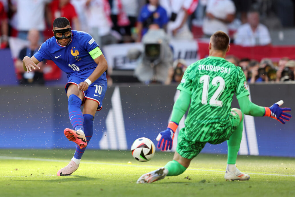 Mbappé scores, but France stutter and stumble into next round