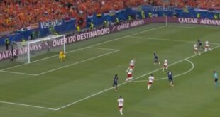 Cody Gakpo nets lucky goal to draw the Netherlands level