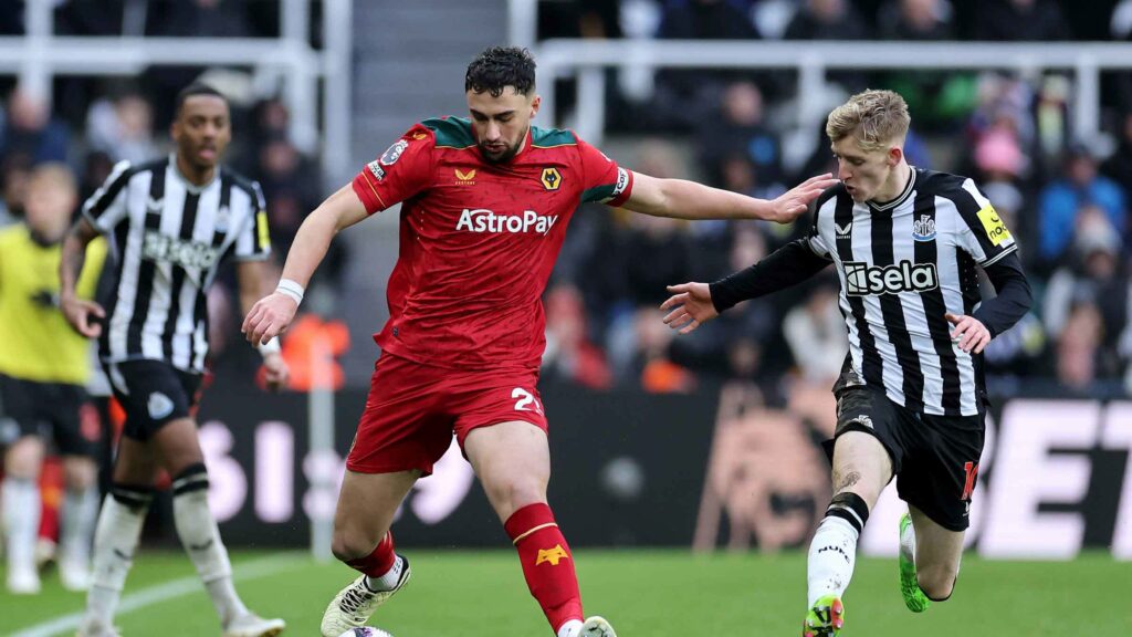 Newcastle launch shock bid for Premier League defender – Report