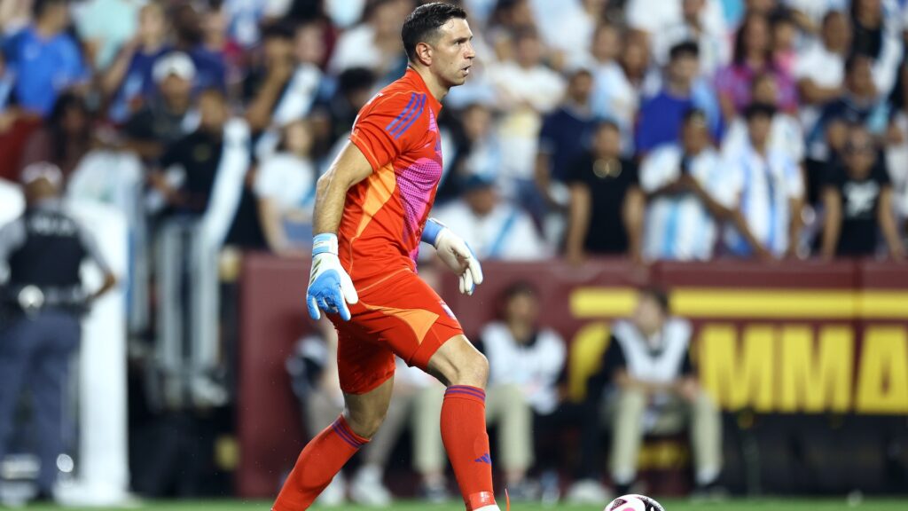 Aston Villa’s Emiliano Martínez Thwarts Canada with Spectacular Save