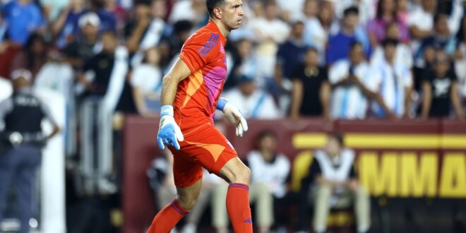 Aston Villa’s Emiliano Martínez Thwarts Canada with Spectacular Save