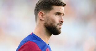 Barcelona defender intends to see out his contract amid registration uncertainty