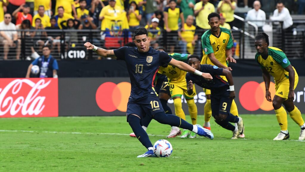 Chelsea’s Kendry Páez mirrors Cole Palmer’s celebration after scoring