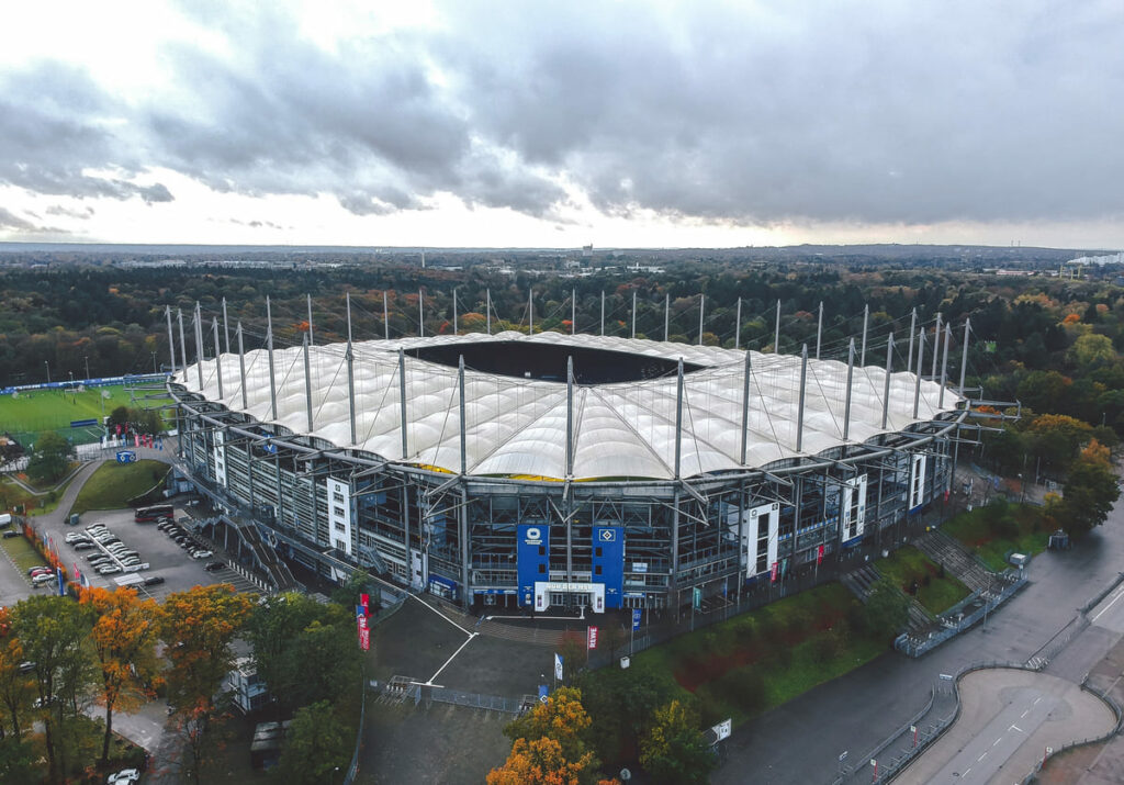 Police shoot pickaxe-wielding attacker near Hamburg fan park