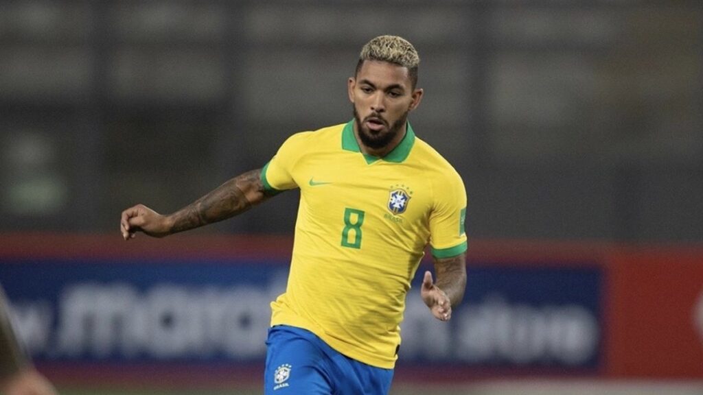 How much did Juventus pay as commission to sign Douglas Luiz?