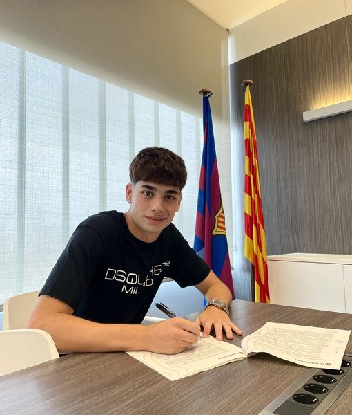 Official: Barcelona 16-year-old attacking prospect signs new contract with club