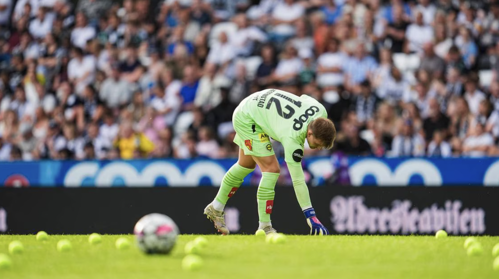 Flying fish cake protest forces Rosenborg vs Lillestrøm to be abandoned, but still no VAR review