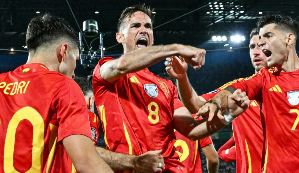 La Roja Overcome Disaster To Secure QF Spot