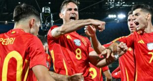 La Roja Overcome Disaster To Secure QF Spot