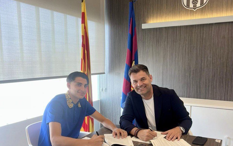 Official: 16-year-old La Masia gem signs first professional contract with Barcelona