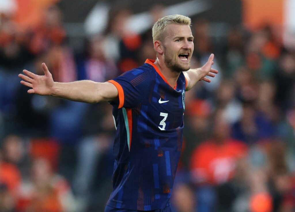 Liverpool make last-ditch attempt to hijack Manchester United’s move for Dutch international