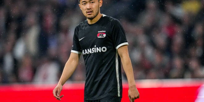 Southampton snap up Sugawara