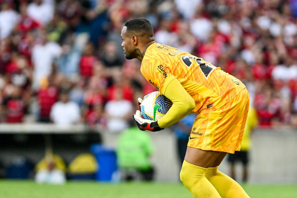 Nottingham Forest snap up giant goalkeeper Miguel