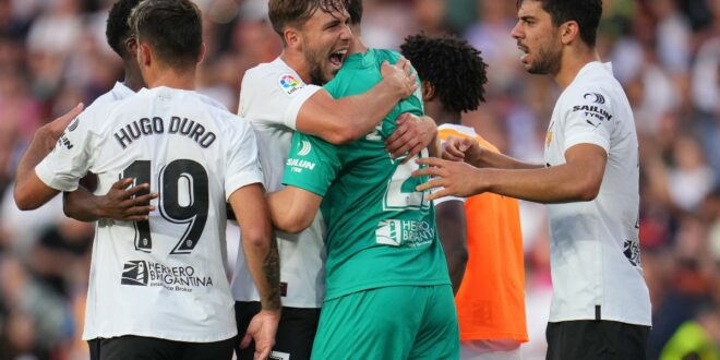 Liverpool complete the signing of Valencia’s Giorgi Mamardashvili