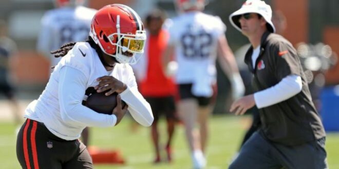 Browns RB D’Onta Foreman had to be taken to the hospital after a direct blow to the head