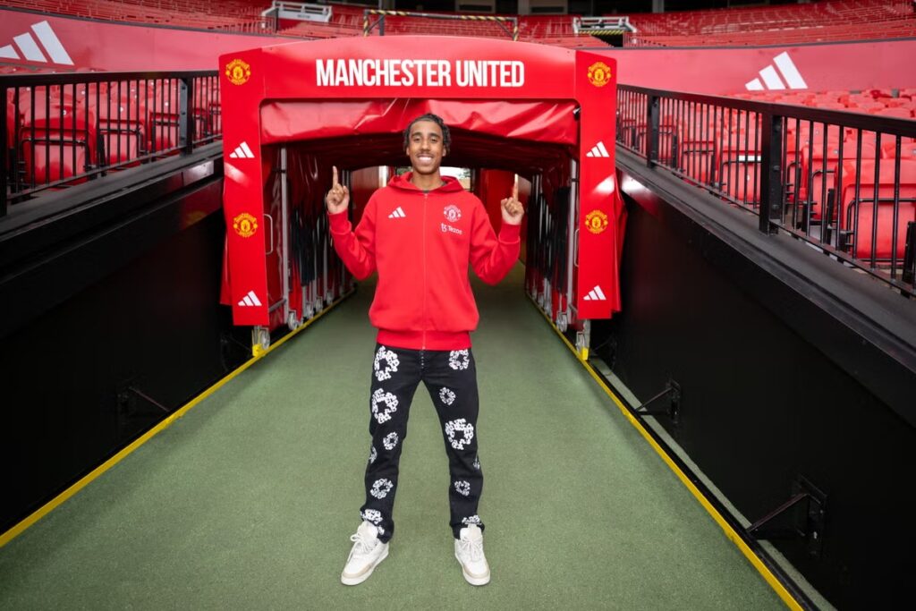 Latest Leny Yoro update will bring a smile to Man United fans