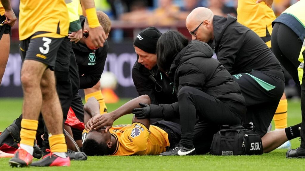 Wolves defender Yerson Mosquera to miss rest of the season with serious knee injury