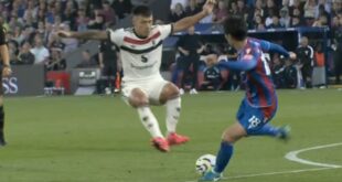 Lisandro Martinez jumps into reckless 1990’s style tackle against Palace