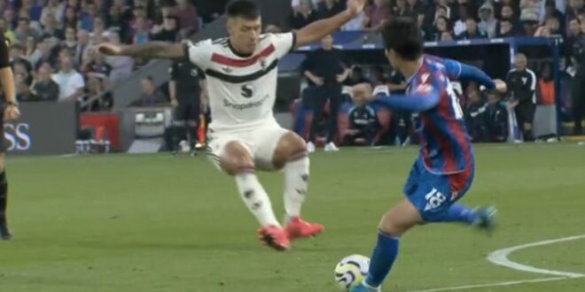 Lisandro Martinez jumps into reckless 1990’s style tackle against Palace