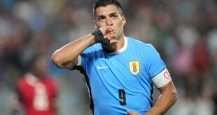 Luis Suarez offers advice to Darwin Nunez following Uruguay ban